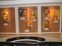 Painel com obras baseadas na temática religiosa e retrato de Che Guevara