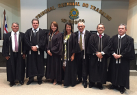 TRIBUNAL PLENO DO TRT-MA NA SESSÃO DE ELEIÇÃO:(da esquerda para a direita) Desembargadores José Evandro, Gerson Oliveira, Solange C. Cordeiro, Márcia Andrea, Luiz Cosmo (presidente) e James Magno (corregedor); e o juiz convocado Carvalho Neto.