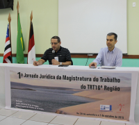 Desembargador James Magno apresenta o palestrante.