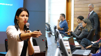 Desembargadora Márcia Andrea (à direita) interage com a palestrante, Aline Santos.