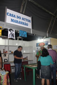 Desembargador do TRT-MA autografa obra na Feira do Livro e anuncia novos projetos