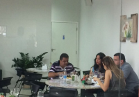 Servidores fazem refeições no próprio local de trabalho