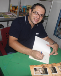 James Magno durante lançamento do livro "O Labirinto Silencioso: sobre o amor e outras estórias"