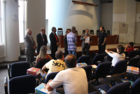 Presidente James Magno mostra envelopes lacrados aos candidatos.