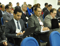 Juiz Paulo Fernando da Silva Santos Júnior (gravata cinza), coordenador da Escola Judicial do TRT-MA, também participa do evento.