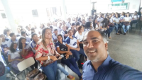 Juiz Carlos Gustavo e alunos do Centro de Ensino Médio Paulo Freire