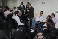 Presidente do TRT e os juízes Paulo Fernando de Carolina Carvalho distribuem tarefas das oficinas