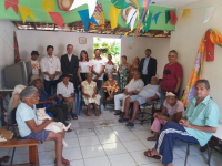Os idosos que vivem no local e as autoridades