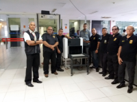 Os chefes titular e substituto da Seção de Segurança, Lenildo e Diocil Sousa, e outros agentes de segurança testam scanner no FAS