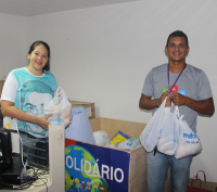 Andrezza e Washington receberam os alimentos para a Fundação Antonio Brunno