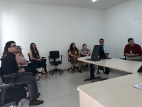 Servidores acompanham leitura da ata