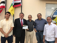 Juiz Manoel Joaquim entre os servidores Diogo Ferreira, Cássio Sibalde, Rosiel Barbosa e Silva e Francisco das Chagas
