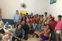Juiz Maurílio e servidores da VT com famílias que receberam as cestas