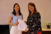 Patrícia e a presidente com o termo de posse