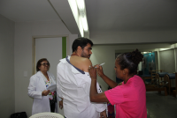 Foram oferecidas doses de vacinas contra febre amarela, hepatite B, tétano e tríplice viral. 