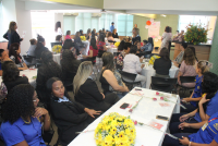 Rosely conduz oração pelas mães