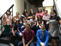 Nonata (em pé, de blusa estampada), José Antonio (jaleco azul), professora Dirlene (em pé, de vestido) e os alunos