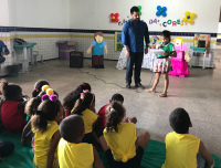 Aluna da UEB Pedro Marcosini Bertol interage com o juiz Paulo Fernando durante a visita do TRT na Escola.