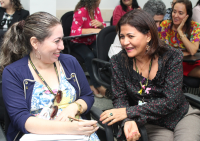No primeiro plano, servidoras Nonata Teixeira e Mary Rose, da Seção de Biblioteca, usando técnica de conversação