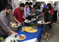 Servidores formam fila para servirem-se de feijoada