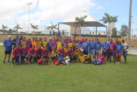 Presidenta Solange (segurando a bola de futebol), times que disputaram o torneio e demais participantes da manhã esportiva