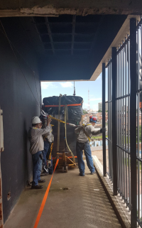 Trabalhadores puxando equipamentos do datacenter