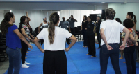 Participantes se aquecem para iniciar o treinamento