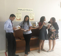 Terceirizados e estagiárias doaram e retiraram livros no Bibliotroca