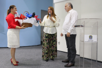 Presidenta Solange Cordeiro entregando ao representante da instituição filantrópica Pouso Obras Sociais, Sérgio Maia, ovos de páscoa doados por  magistrados e servidores