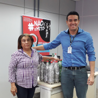 Marcelo com a servidora aposentada Terezinha, que é a doadora destaque da campanha no tribunal