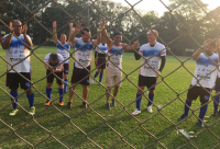 Atletas cumprimentam a torcida maranhense após a vitória no futebol.
