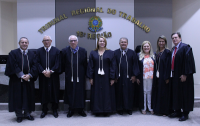 Tribunal Pleno. Ao centro, a presidenta do Tribunal, desembargadora Solange Castro Cordeiro, ladeada pelos dirigentes eleitos, presidente Américo Bedê (à esquerda) e vice-presidente e corregedor José Evandro (à direita), e demais desembargadores.