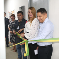 Desenlace da fita inaugural pela presidenta Solange Castro e pelos servidores do Arquivo José Antônio e Joselin Ferreira