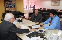 Presidente e novo gestor da CTIC assinam o ato de posse.