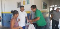 Servidor Luis Sales fazendo entrega de doações a famílias desabrigadas