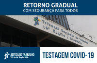 Imagem com a fachada do TRT ao fundo e faixa azul com letras brancas escrito Retorno Gradual com Segurança para Todos - Testagem Covid-19