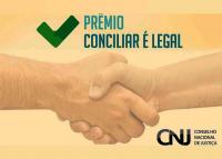 Imagem em fundo amarelo com letras verdes escrito Prêmio Conciliar é Legal e símbolo de aperto de mãos