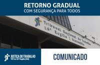 Imagem com fachada do TRT ao fundo e faixa azul com letras brancas escrito Retorno Gradual com Segurança para Todos - Comunicado