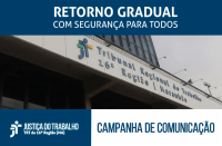 Imagem com fachada do TRT ao fundo e faixa azul com letras brancas escrito Retorno Gradual com Segurança para Todos - Campanha de Comunicação