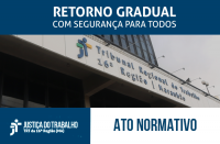 Imagem com a fachada do TRT ao fundo e faixa azul com letras brancas escrito Retorno Gradual com Segurança para Todos - Ato Normativo