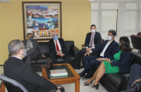 Foto da reunião entre dirigentes e outros desembargadores do TRT e o prefeito Braide