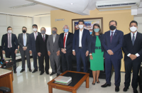 Foto dos dirigentes e outros desembargadores do TRT, prefeito Braide e integrantes da sua equipe