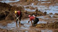 Bombeiros fazendo buscas na lama após o rompimento da Barragem I da Mina Córrego do Feijão, em Brumadinho (MG) - (Foto: AFP/Getty Images)