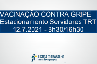 Imagem com fundo branco, com faixa azul marinho onde está escrito: VACINAÇÃO CONTRA GRIPE - Estacionamento Servidores TRT - 12.7.2021 - 8h30/16h30, na cor branca, e abaixo a logomarca da Justiça do Trabalho