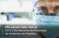 Profissional da saúde com máscara, touca e face shield.