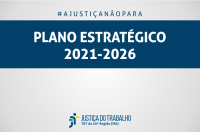Imagem com fundo cinza, com faixa azul marinho onde está escrito: PLANO ESTRATÉGICO 2021-2026 na cor branca, e abaixo a logomarca da Justiça do Trabalho.
