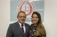 Foto do desembargador James Magno e esposa