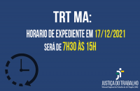 Imagem com fundo azul escuro, com ilustração de relógio e com o texto: TRT-MA: HORÁRIO DE EXPEDIENTE EM 17/12/2021 SERÁ DE 7H30 ÀS 15H 