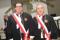 Novo presidente, desembargador Carvalho Neto (direita) ao lado do vice-presidente, desembargador Gerson de Oliveira