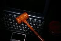 Foto produzida pelo CNJ com imagem de martelo sobre um teclado